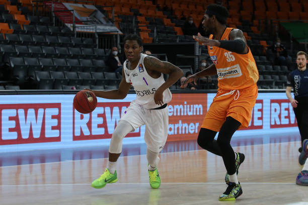 激烈拉扯中 激烈拉扯中