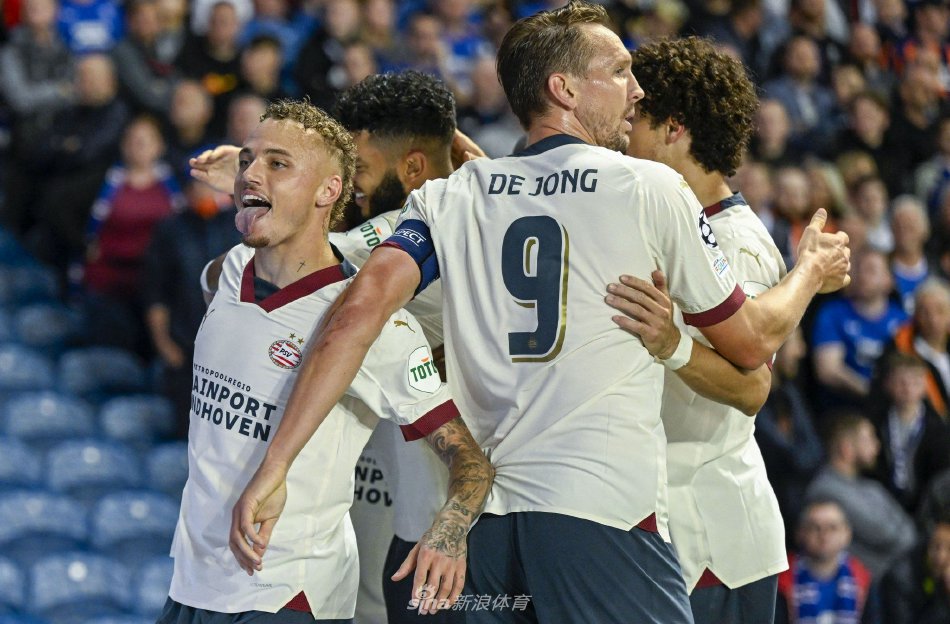 高居榜首 高居榜首